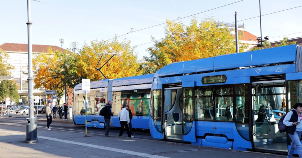 ক্রোয়েশিয়ায় নতুন ভাষা ও অভিবাসন নীতি মেনে বিদেশি কর্মীরা অফিসে কাজ করছে।