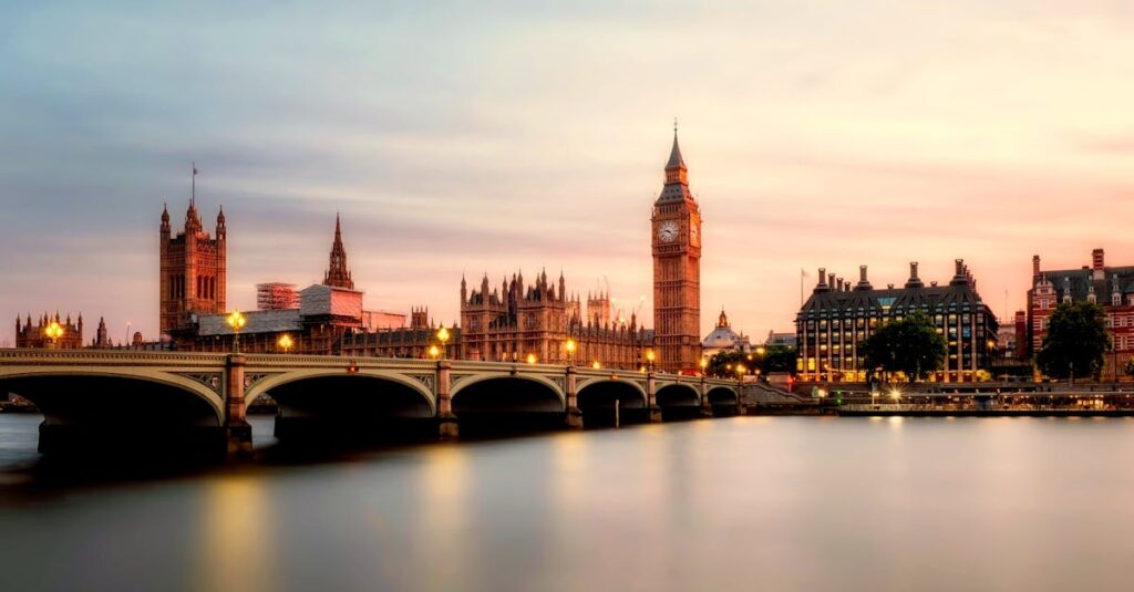 EXPAT EUROPE 1 Scenic view of Big Ben and Westminster Bridge over the Thames River at sunset in London, UK.